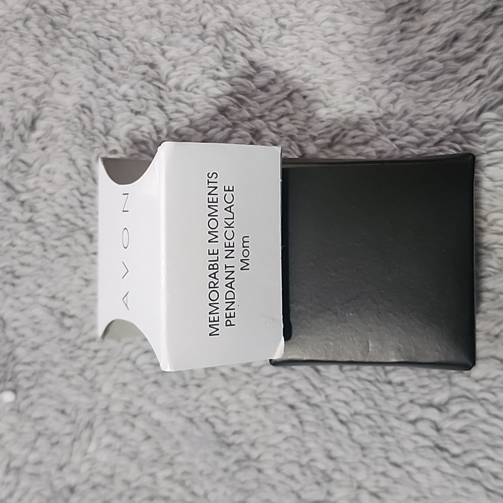 Memorable Moments Mom Pendant Necklace - Picture 4 of 4